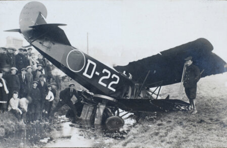 MLD Fokker D.VII ‘D-22’ after a crash, propably on november 15 1920. (Photo: NIMH Beeldbank)