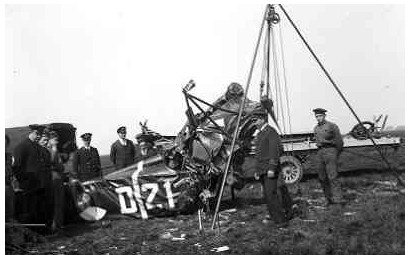 Wreckage of the MLD Fokker D.VII 'D-21' (Photo: NIMH Beeldbank)